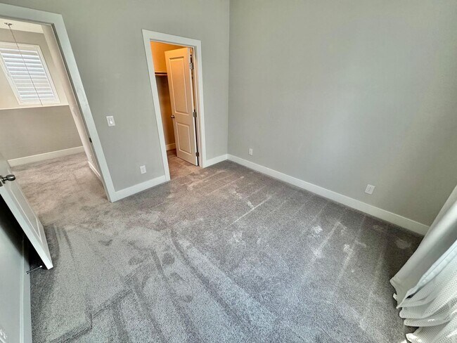 Building Photo - STUNNING 2 STORY HOME 3 BEDROOM/2.5 BATHROOM