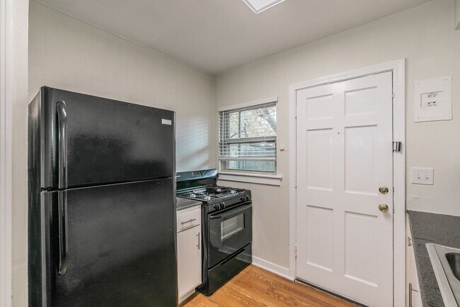 Building Photo - UPDATED 2 bedroom, 1 bathroom with 1 garage space