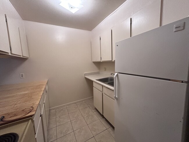 Building Photo - 2800 Cerrillos Rd