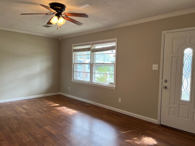 Building Photo - Check out this 3- Bedroom Prattville Cutie !!