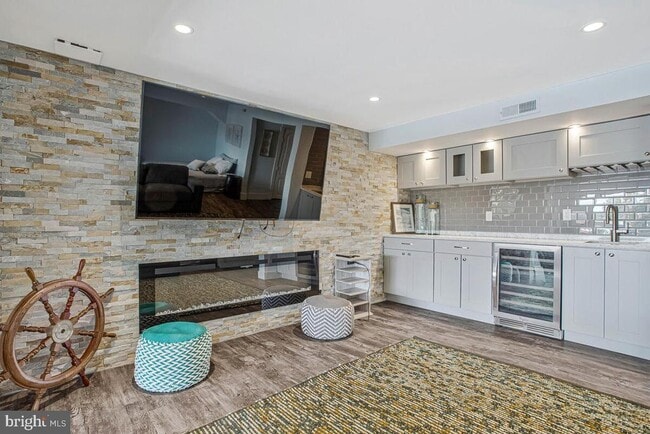 Building Photo - 125 Island View Dr