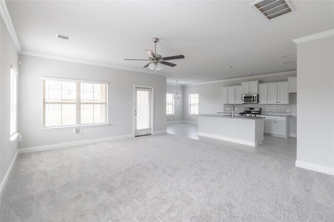 Building Photo - 401 Sunray Lake Ln
