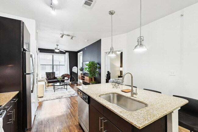 Building Photo - 5752 Town and Country Blvd