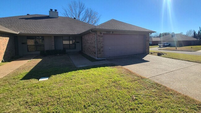 Primary Photo - 1507 Lindsey Ln