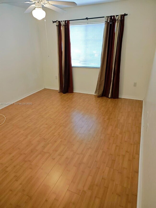 Building Photo - 2586 Centergate Dr