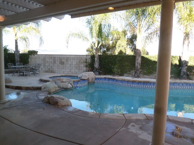 Building Photo - Gorgeous 4 bedroom 2.5 bath Temecula Home ...