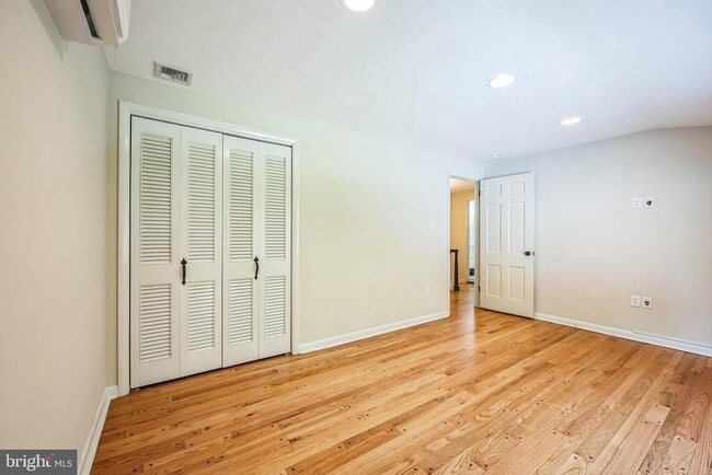 Building Photo - 3574 Glenway Rd
