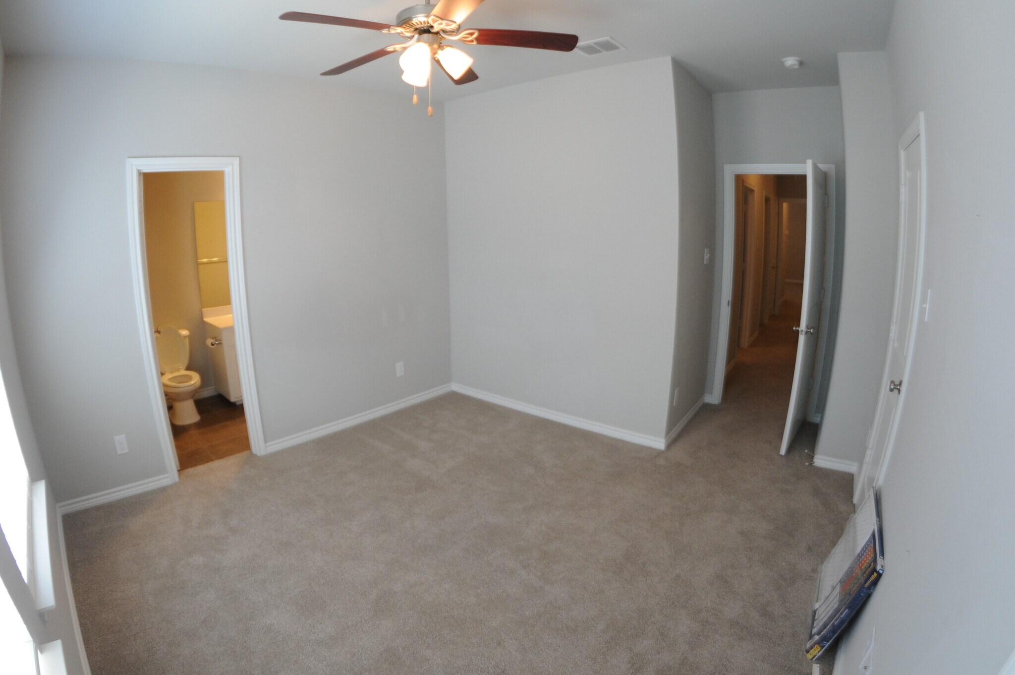 Bedroom 3 w full-length closet, ceiling fan and adjacent bath - 3426 W 4th St