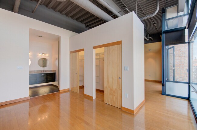 Building Photo - Luxury Gold Lofts! Bright Open Floor Plan with City Views-Secure Parking