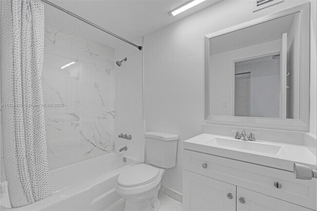 Building Photo - 905 Brickell Bay Dr