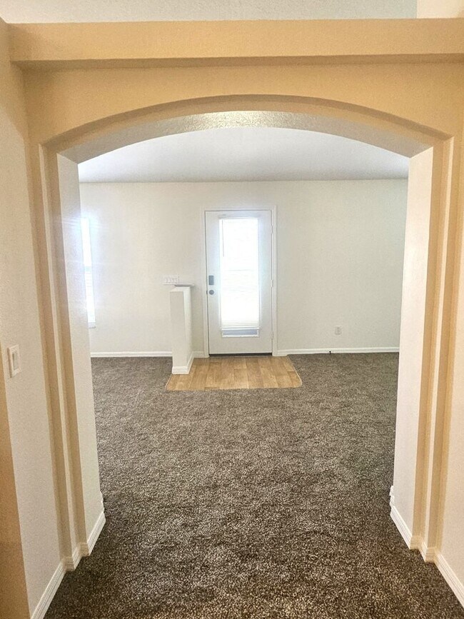 Building Photo - 25173 Mercedes Dr