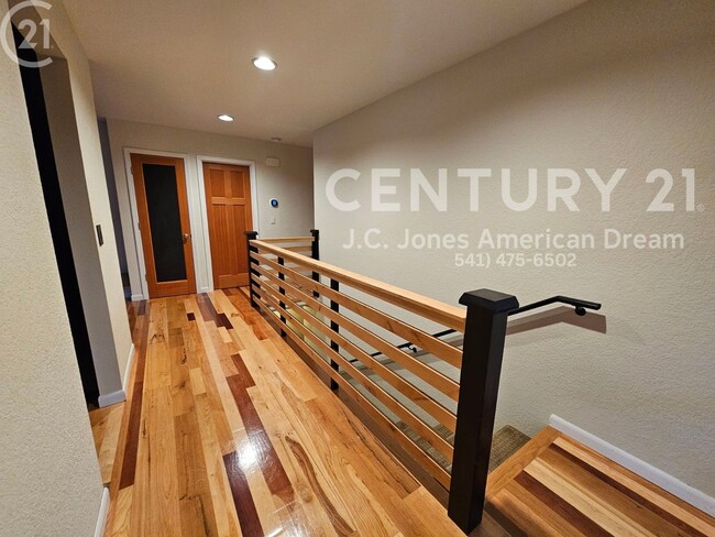 Building Photo - Prime Southern Oregon Location for the Outdoor Enthusiast