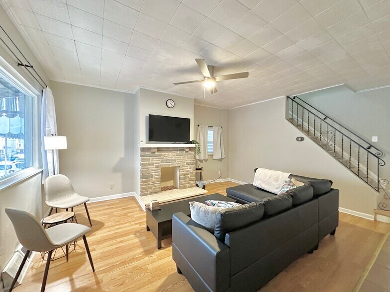 Building Photo - 324 Ella St