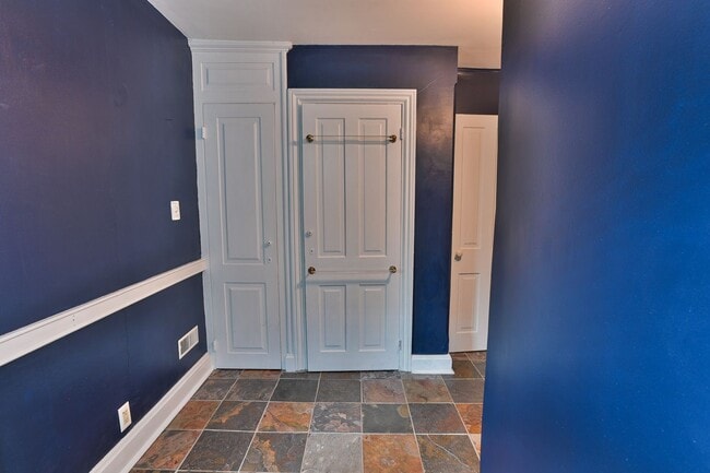 Building Photo - Charming 3 Bedroom on Verbeke St