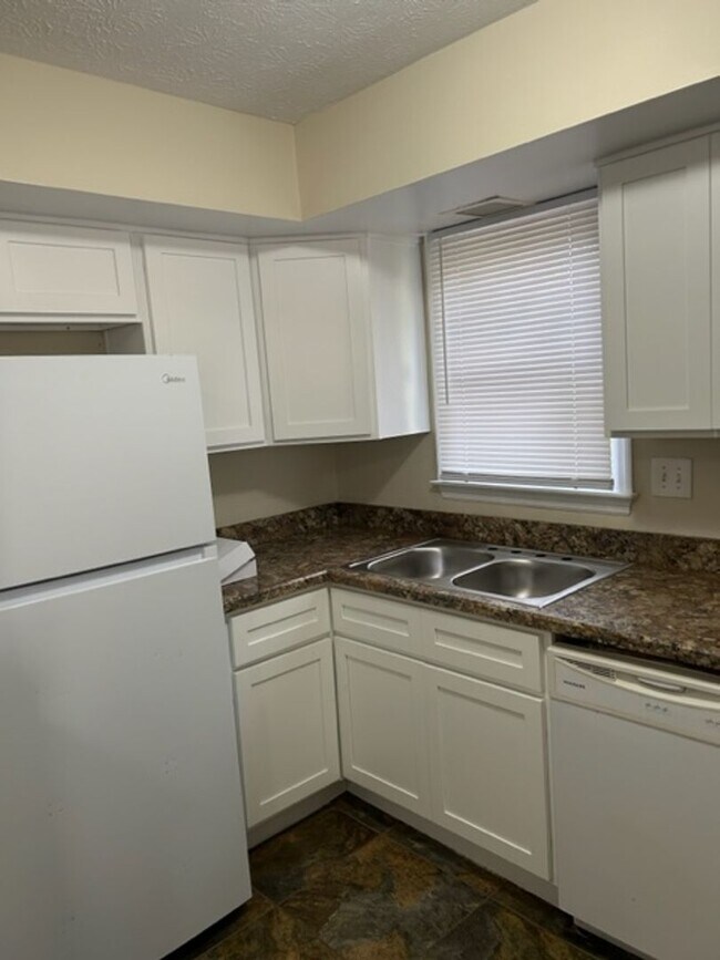 Building Photo - 481 Woodview Dr