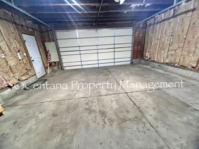 Building Photo - Large 2 bedroom house with an oversized ga...