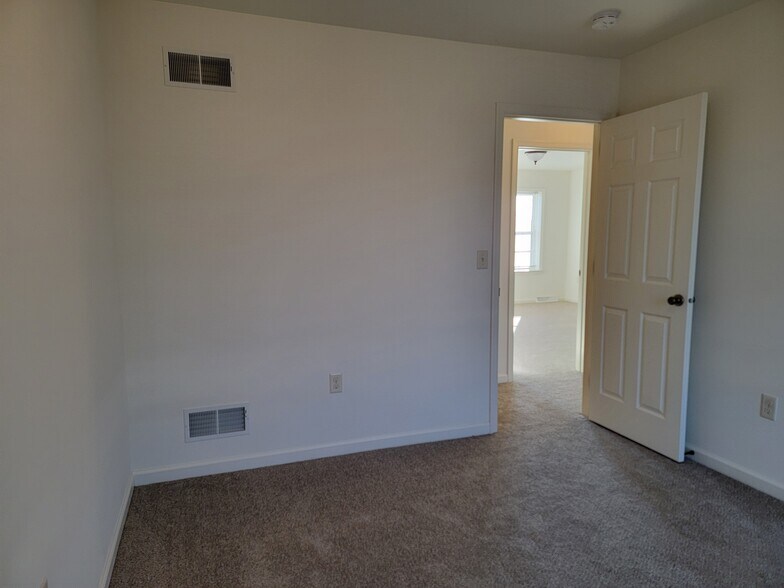 Building Photo - 213 Limestone Dr