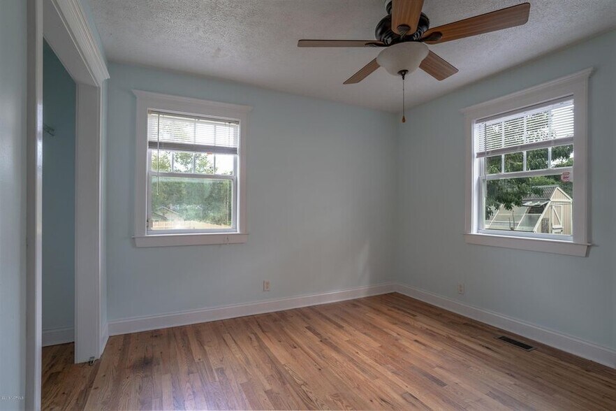 Building Photo - 210 N 10th St