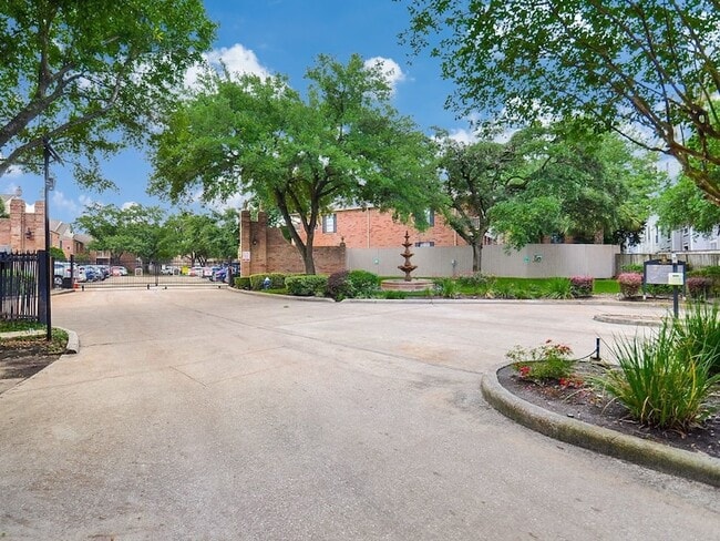 Building Photo - 2255 Braeswood Park Dr