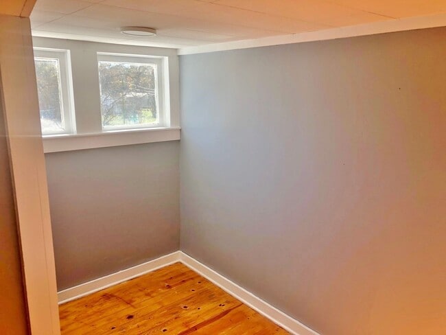 Building Photo - 3 Bedrooms 1 Bath