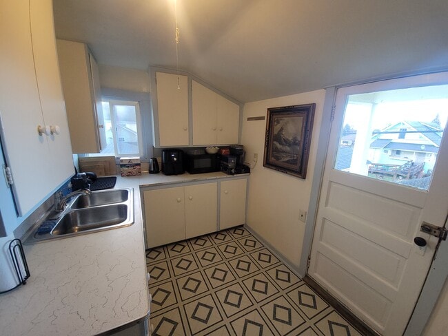 Building Photo - 211-212 W 13th St