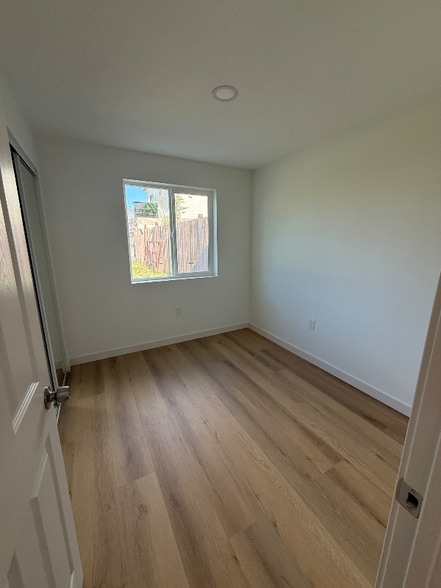 Building Photo - 220 E 21st St