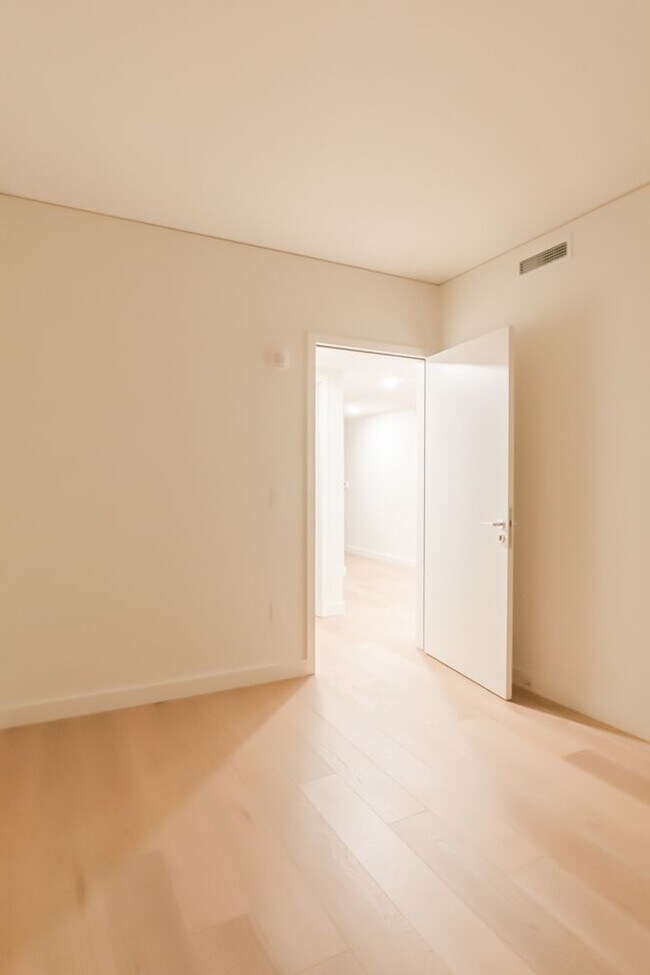 Building Photo - 2bd/1ba Seattle Condo