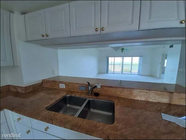 Building Photo - 6495 Shoreline Dr