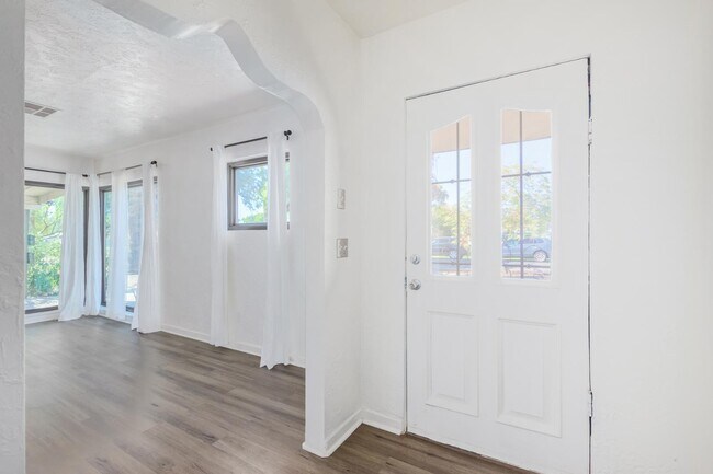 Building Photo - 4613 N 11th Pl