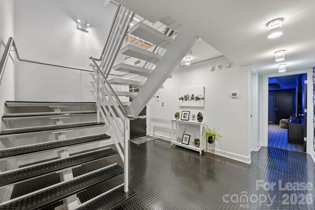 Building Photo - 1124 Dilworth Crescent Row