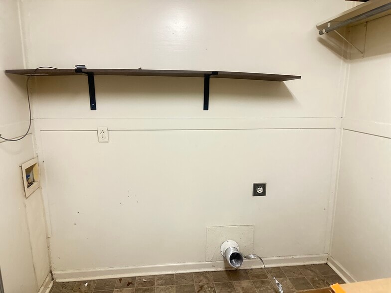 Washer/Dryer hookup - 214 Mara St