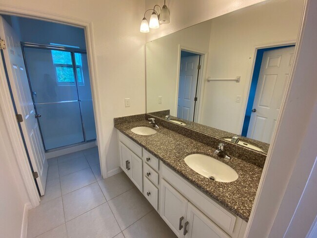Building Photo - 3/2.5 Townhome near Orlando Airport