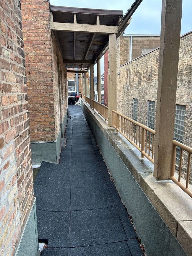 Building Photo - 131 N Hale St