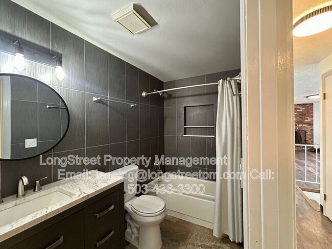 Building Photo - 794 SW Orchard Pl