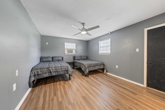 Building Photo - Spacious 4-Bedroom Retreat with Fireplace & Island Kitchen in New Braunfels