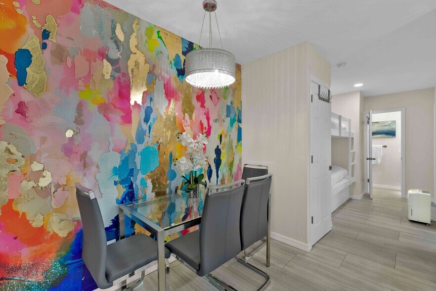 Building Photo - 111 E Hibiscus St