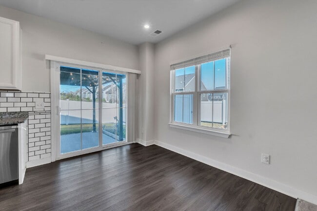 Building Photo - Beautiful 3 Bedroom, 2.5 Bathroom Townhome with 1-Car Garage $1,650/mo rent