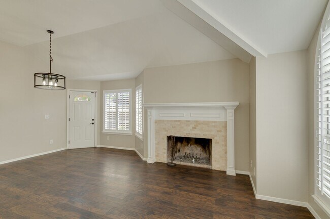 Building Photo - 4314 E Juanita Ave