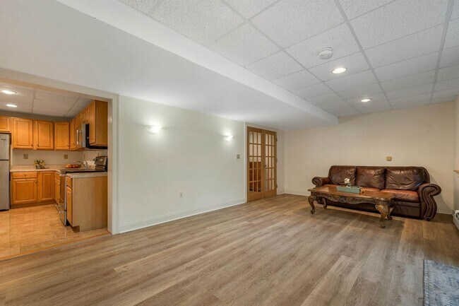Building Photo - 8 Hemlock Ln