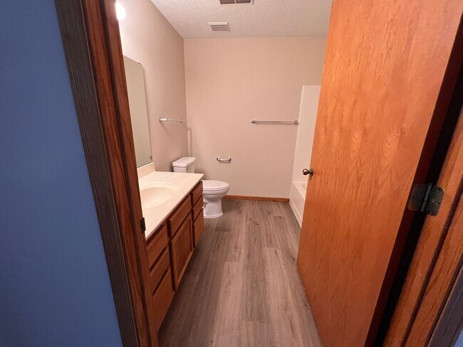 Building Photo - Quiet 2 Bedroom Town Home