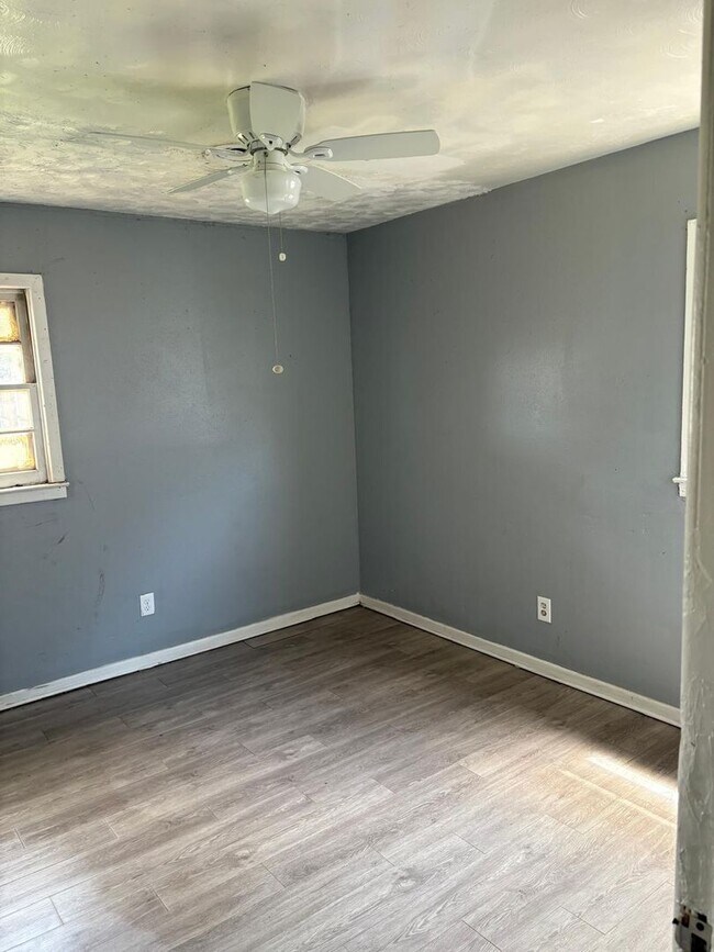 Building Photo - $0 First Month's Rent / $0 Deposit at Move-in