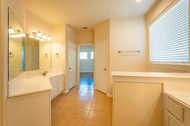 Building Photo - 25223 Hideaway Run Dr