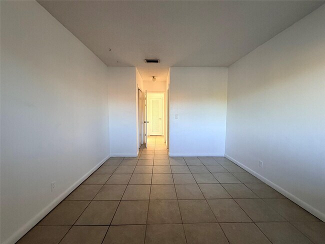 Building Photo - 600 S Luna Ct