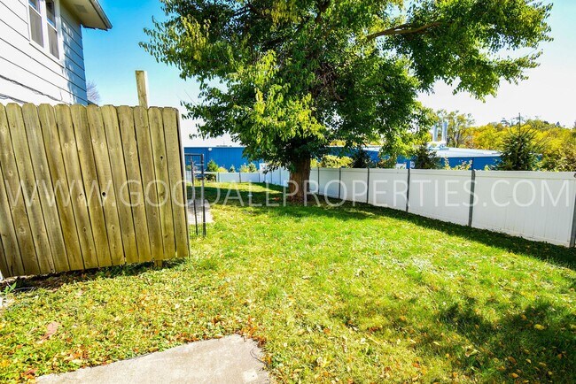 Building Photo - Completely Remodeled  2 Bedroom 1 bath Dup...