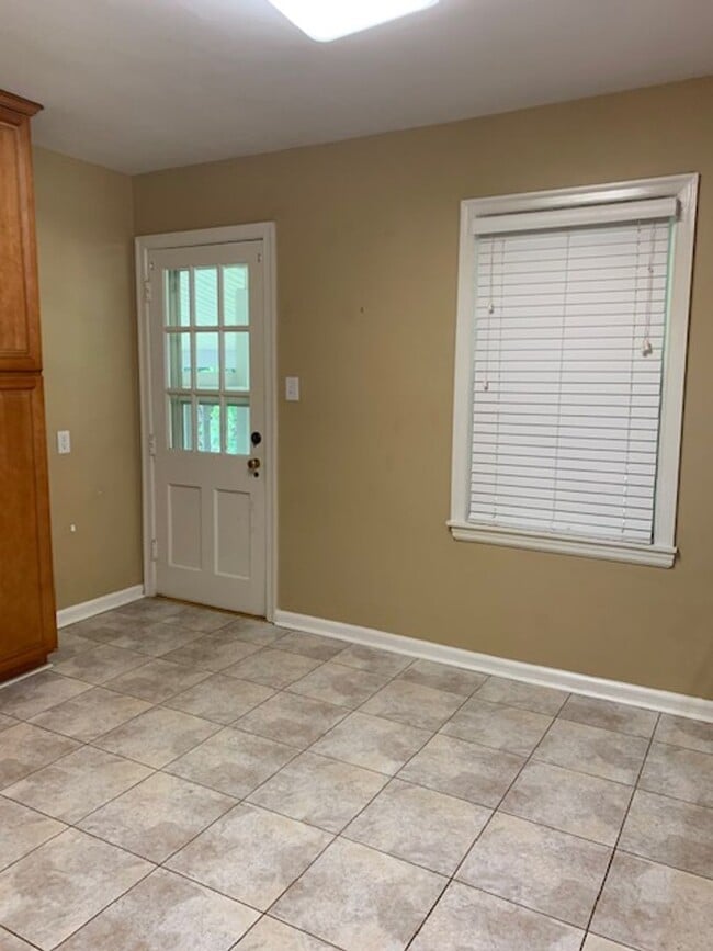 Building Photo - Adorable 2 BR home - Convenient to all thi...