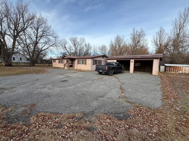 Building Photo - 4 Bed 2 Bath Home with 2 Car Garage, Large Private Fenced Yard. Lander, WY
