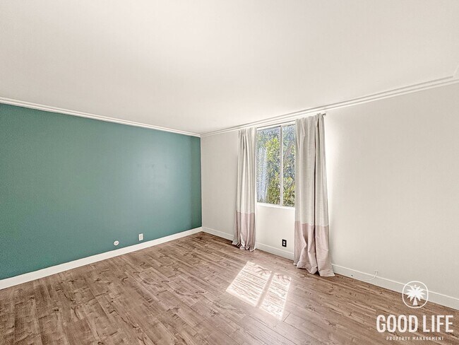 Building Photo - Charming 1BD/1BA Condo in College West W/ A/C, Balcony, Office/Bonus Room, Community Pool, Coin O...
