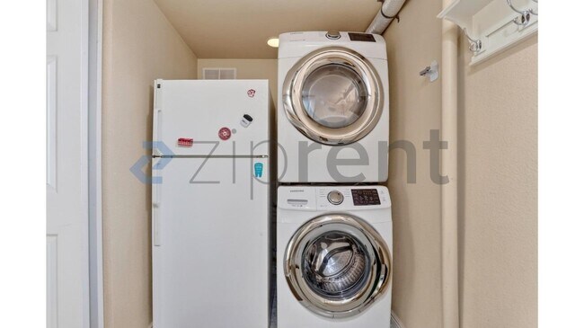 Building Photo - Unit