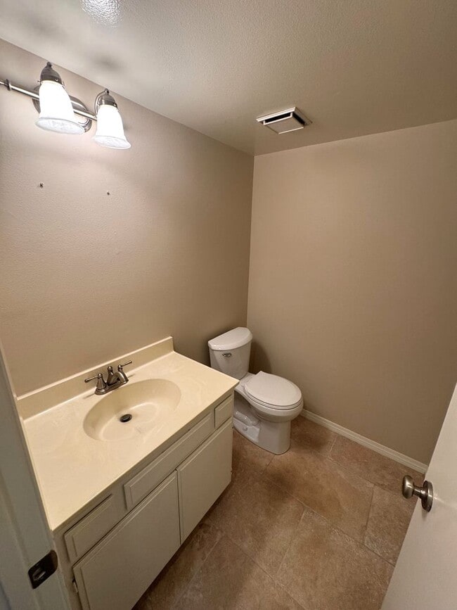 Building Photo - Townhome-Style 2BR/2.5BA + Loft | East Ventura (Beacon Court Community)