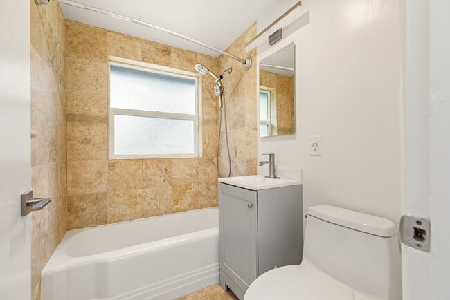 Building Photo - 3 bedroom 1.75 bath House